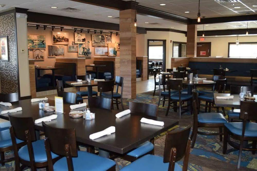Holiday Inn Conference Center Marshfield, An Ihg Hotel Extérieur photo